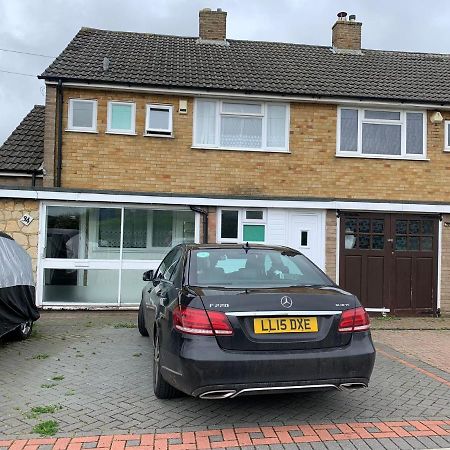 Beaconsfield 4 Bedroom House In Quiet And A Very Pleasant Area, Near London Luton Airport With Free Parking, Fast Wifi, Smart Tv Exteriör bild