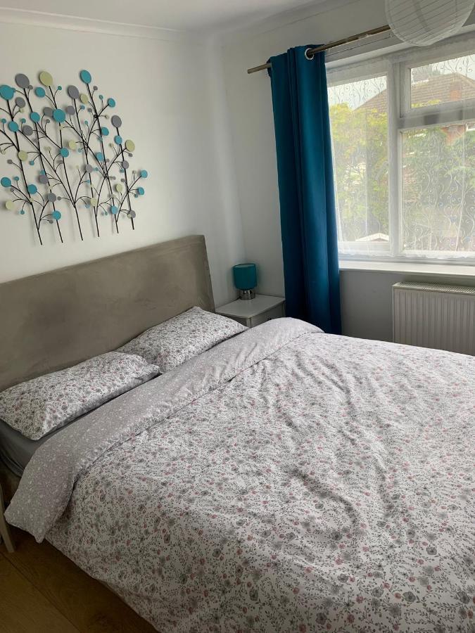 Beaconsfield 4 Bedroom House In Quiet And A Very Pleasant Area, Near London Luton Airport With Free Parking, Fast Wifi, Smart Tv Exteriör bild