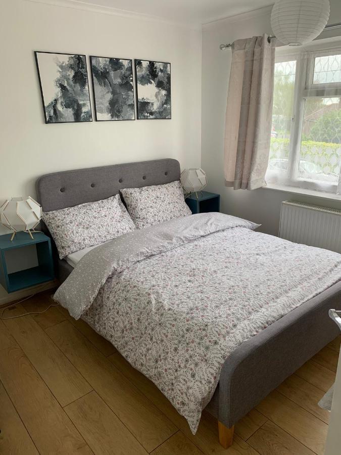 Beaconsfield 4 Bedroom House In Quiet And A Very Pleasant Area, Near London Luton Airport With Free Parking, Fast Wifi, Smart Tv Exteriör bild