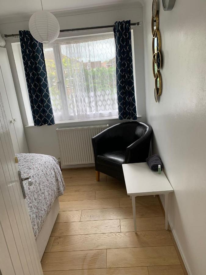 Beaconsfield 4 Bedroom House In Quiet And A Very Pleasant Area, Near London Luton Airport With Free Parking, Fast Wifi, Smart Tv Exteriör bild