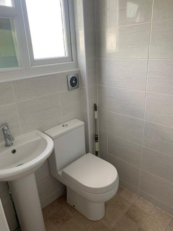 Beaconsfield 4 Bedroom House In Quiet And A Very Pleasant Area, Near London Luton Airport With Free Parking, Fast Wifi, Smart Tv Exteriör bild