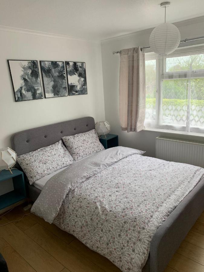 Beaconsfield 4 Bedroom House In Quiet And A Very Pleasant Area, Near London Luton Airport With Free Parking, Fast Wifi, Smart Tv Exteriör bild