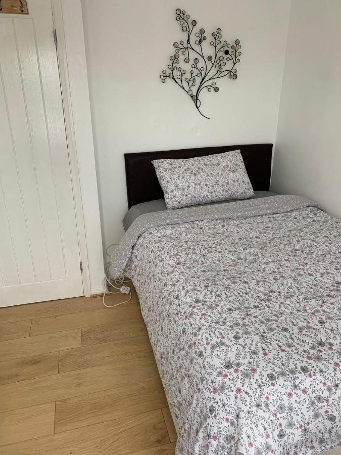 Beaconsfield 4 Bedroom House In Quiet And A Very Pleasant Area, Near London Luton Airport With Free Parking, Fast Wifi, Smart Tv Exteriör bild