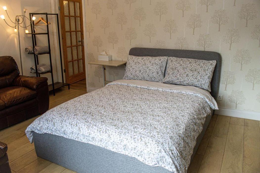 Luton Airport House In Quiet And A Very Pleasant Area, Near London Luton Airport Luton (Bedfordshire) Exteriör bild